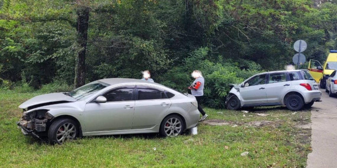 В Сочи столкнулись две иномарки: пострадали три человека