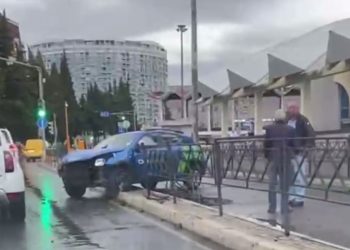 В Сочи авто каршеринга попало в ДТП: водитель и пассажиры сбежали