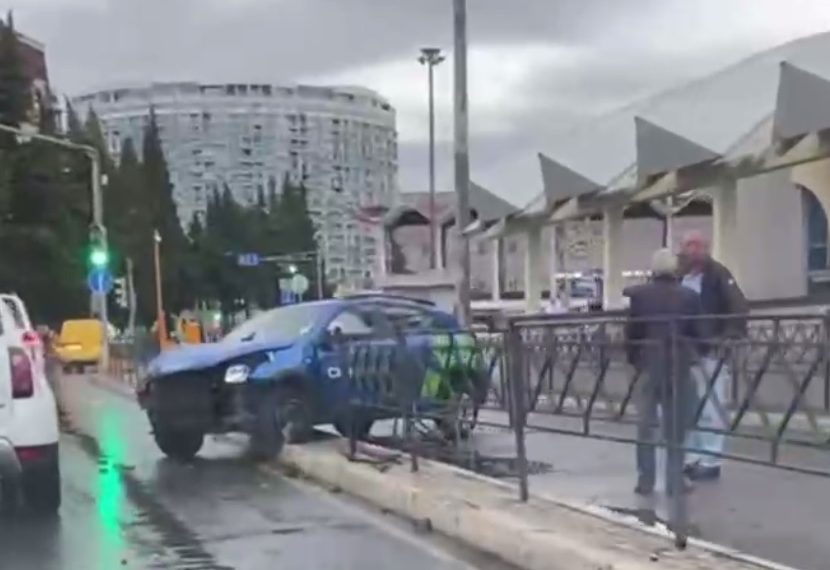 В Сочи авто каршеринга попало в ДТП: водитель и пассажиры сбежали