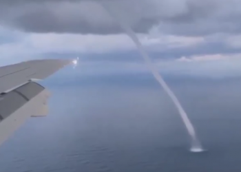 Пассажиры в Сочи включили камеры и сняли смерч с борта самолета