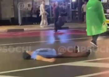 В Сочи образовалась пробка из-за мужчины, перегородившего своим телом проезжую часть