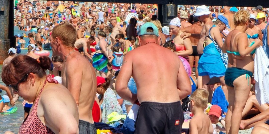 В Сеть выложили переполненные в начале учебного года пляжи Геленджика