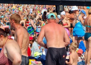 В Сеть выложили переполненные в начале учебного года пляжи Геленджика