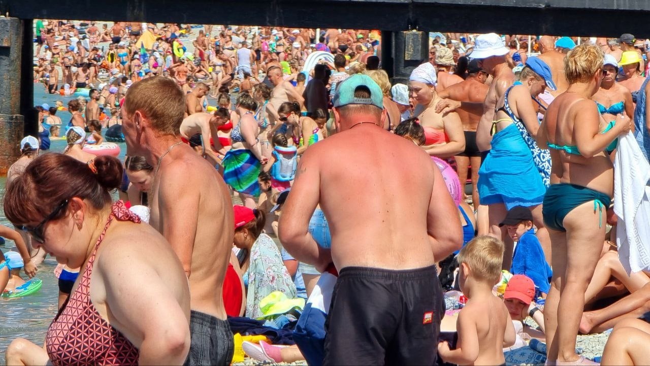 Туристы занялись групповым сексом на пляже в Туапсе на глазах у детей