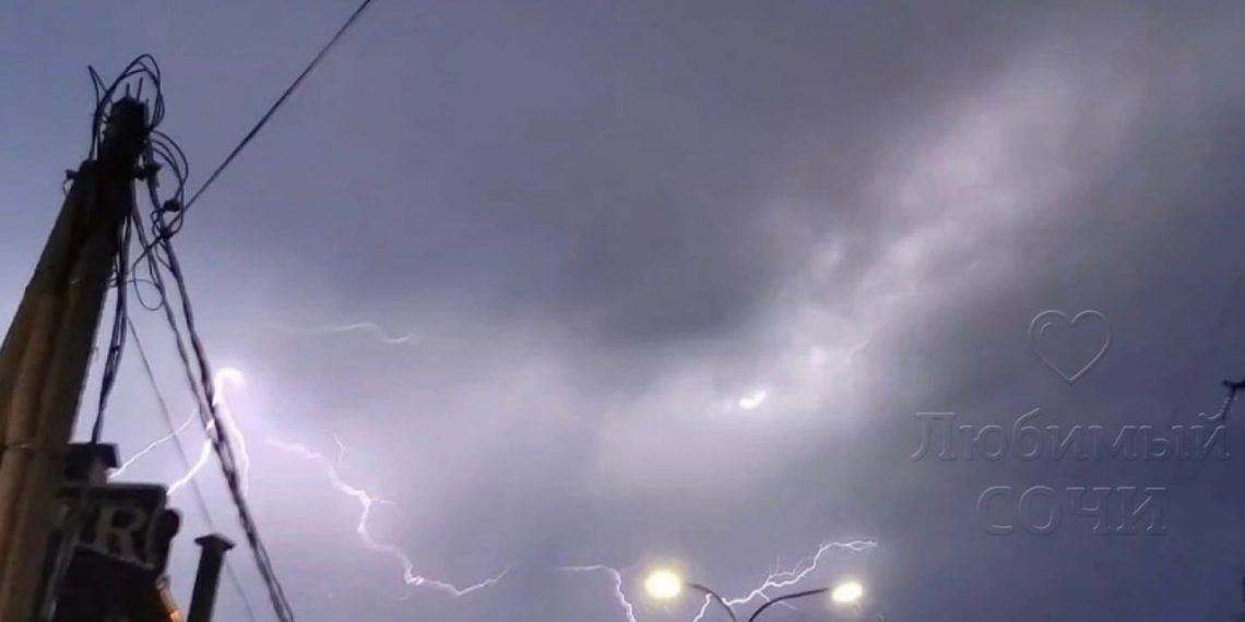 В море Сочи удар молнии пришелся рядом с катамараном «Грифон»