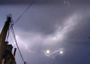 В море Сочи удар молнии пришелся рядом с катамараном «Грифон»