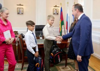 Богодистов поблагодарил двух школьников, спасших семью из трех человек в Геленджике