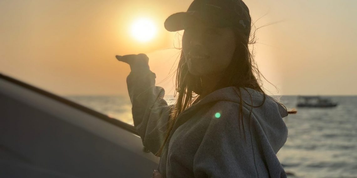 Экс-звезда «Уральских пельменей» Юлия Михалкова за рулем яхты расстегнула толстовку