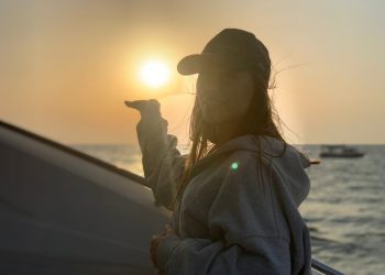 Экс-звезда «Уральских пельменей» Юлия Михалкова за рулем яхты расстегнула толстовку