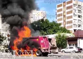В Краснодаре на Тургенева возле двух самолетов на ходу вспыхнул мусоровоз