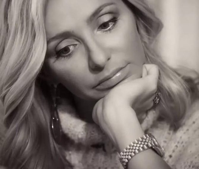 На яхте в Сочи 47-летняя Татьяна Навка восхитила поклонников платьем цвета Tiffany