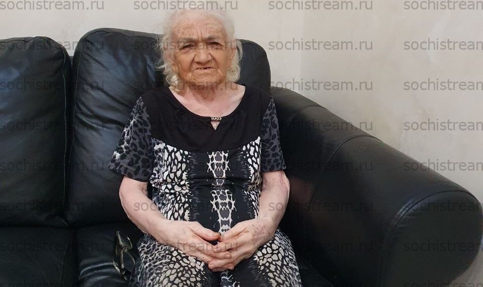 Брошенная четырьмя детьми после смерти их матери 82-летняя Джульетта из Супсеха пришла в Россию босиком
