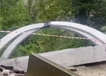 Из-за ливней в Сочи 24 сентября рухнула в овраг остановка, построенная по проекту Зураба Церетели