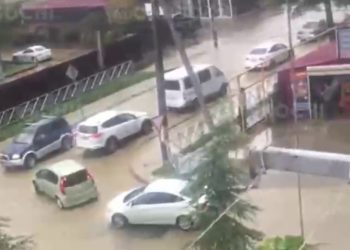В Сочи ливень затопил дороги