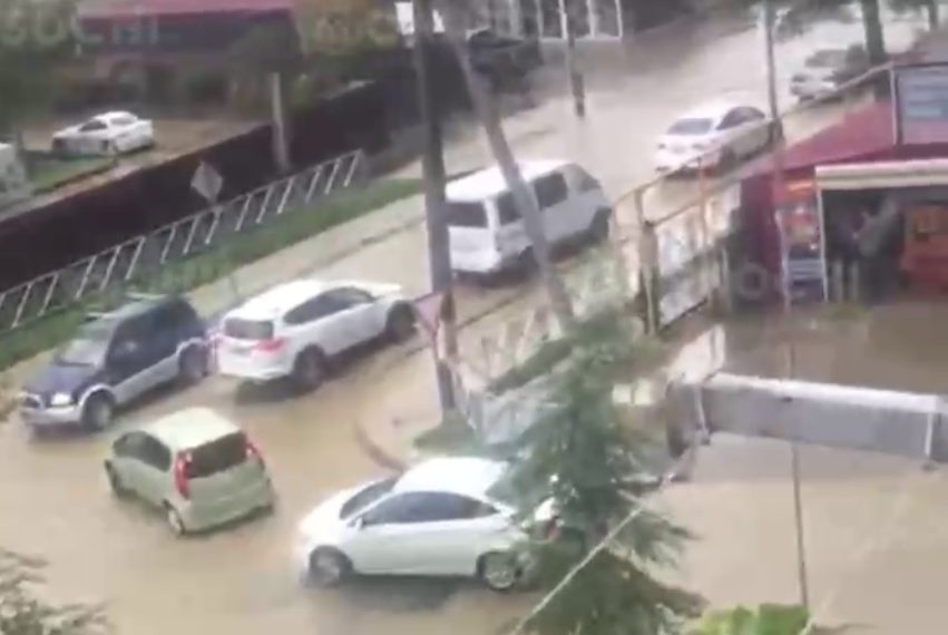 В Сочи ливень затопил дороги