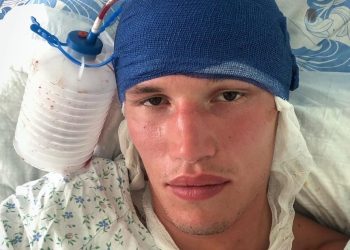 Получивший травму на пляже Геленджика чемпион мира по кикбоксингу Артем Пашпорин учится заново ходить