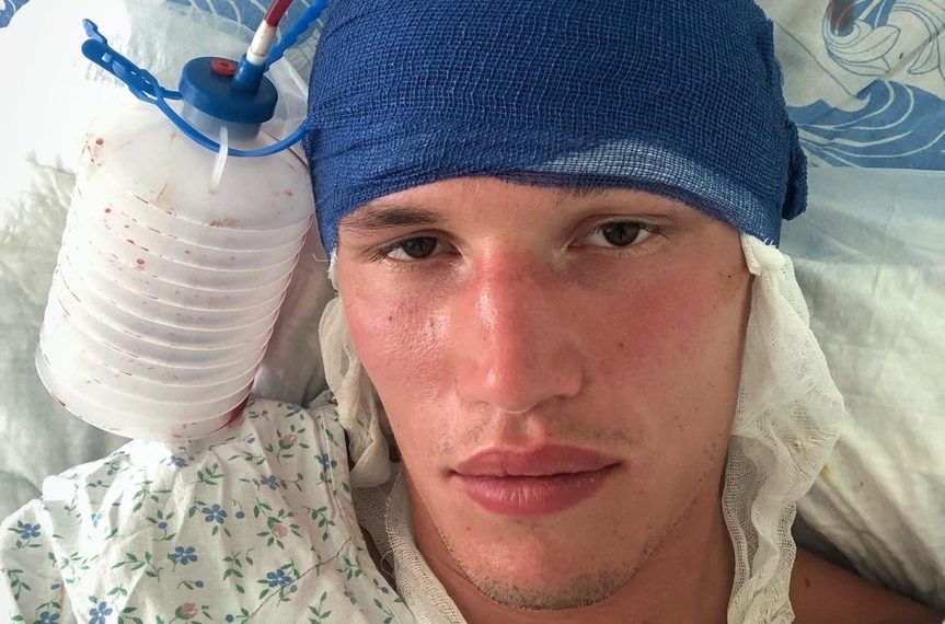 Получивший травму на пляже Геленджика чемпион мира по кикбоксингу Артем Пашпорин учится заново ходить