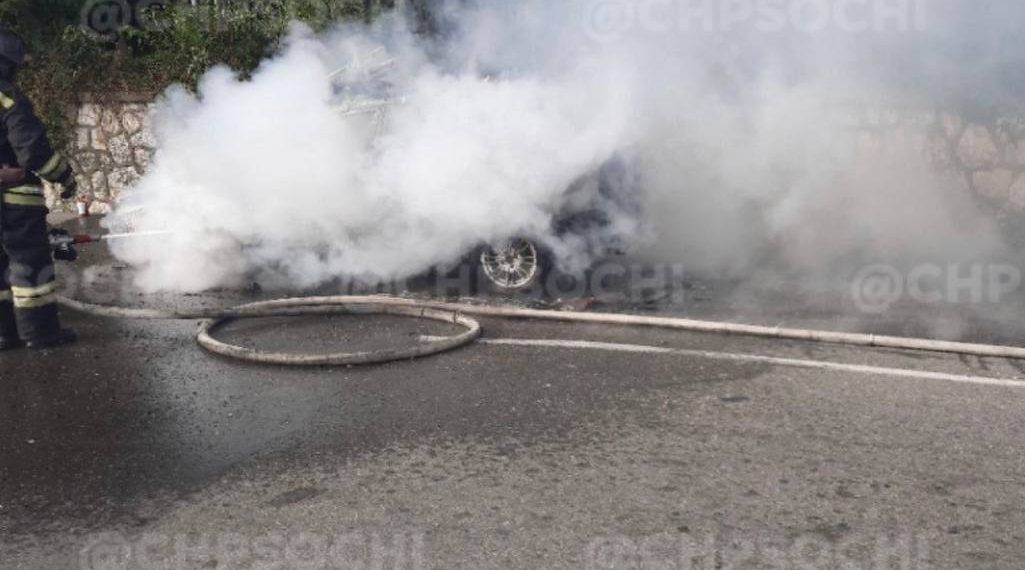 В Сочи в микрорайоне Кудепста среди бела дня вспыхнул «Шевроле»