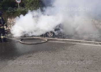 В Сочи в микрорайоне Кудепста среди бела дня вспыхнул «Шевроле»