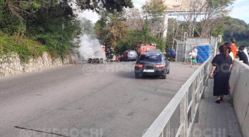В Сочи в микрорайоне Кудепста среди бела дня вспыхнул «Шевроле»