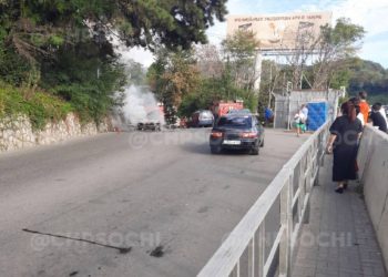 В Сочи в микрорайоне Кудепста среди бела дня вспыхнул «Шевроле»