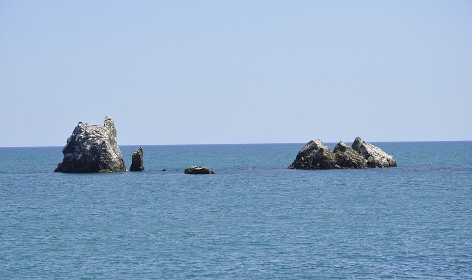 В Сочи спасли четырех человек, которых унесло в море