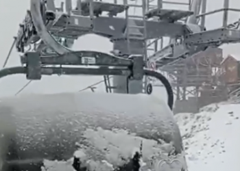 В горном курорте Сочи Красная поляна на высоте 2375 метров выпал снег 