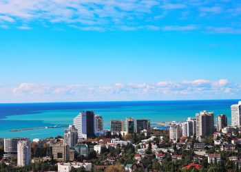 Сочинцы жалуются на соседа, который ходит голым по квартире