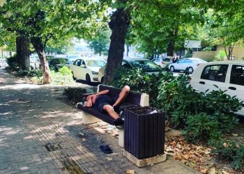 Жители Сочи намереваются разобрать всех бомжей по домам