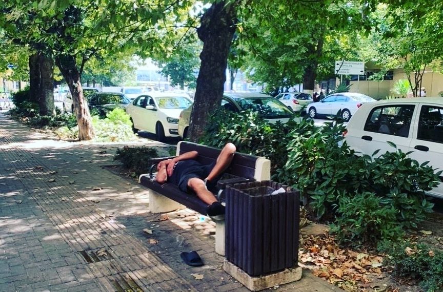 Жители Сочи намереваются разобрать всех бомжей по домам