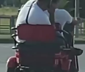 В Сочи благодарный наездник в моторикше гладил по волосам водителя