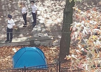 В Туапсе туристы легкомысленно разбили палатку в центре города и поплатились