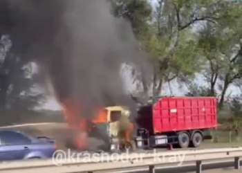 На Кубани при выезде на трассу М4 Дон в районе станицы Павловской на ходу вспыхнул большегруз
