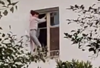 В Сочи девушка попала на видео, танцуя на карнизе второго этажа многоэтажки