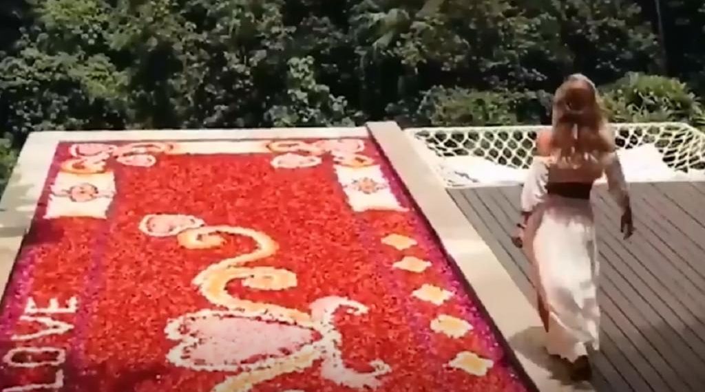 Елена Проклова встретила свое 69-летие в бассейне с розами в Сочи