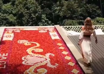 Елена Проклова встретила свое 69-летие в бассейне с розами в Сочи