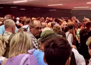 Туристы массово покидают Сочи