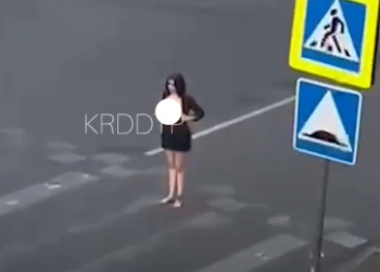 В Краснодаре женщина останавливала автомобили и демонстрировала обнаженную грудь