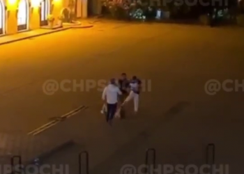 У морского порта Сочи парень жестоко избил девушку на глазах прохожих