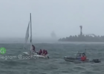 Терпящая бедствие днем 23 сентября яхта у берегов Сочи попала на видео