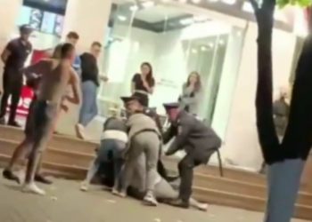 В Анапе мужчина напал на полицейского и повалил его на ступеньки