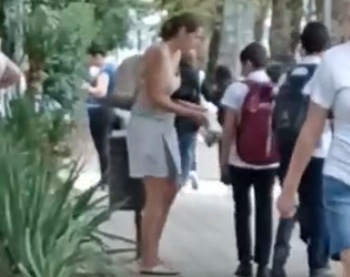 В Сочи женщина возле школы пристает к детям и предлагает накормить их странными конфетами