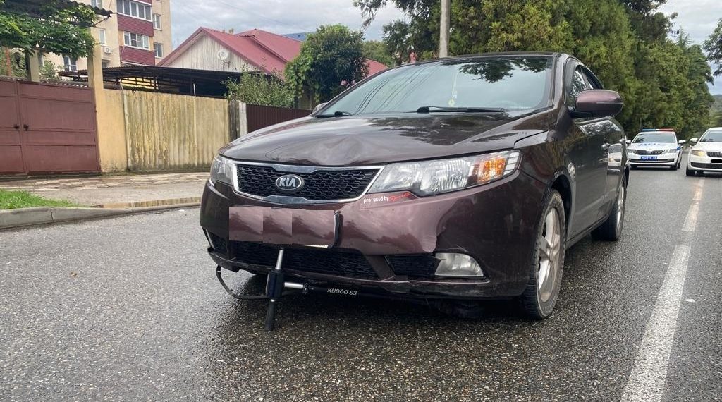 В Сочи Kia сбила девятилетнего ребенка на электросамокате