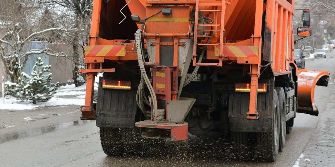 В Краснодаре 43 машины готовы расчищать дороги от снега