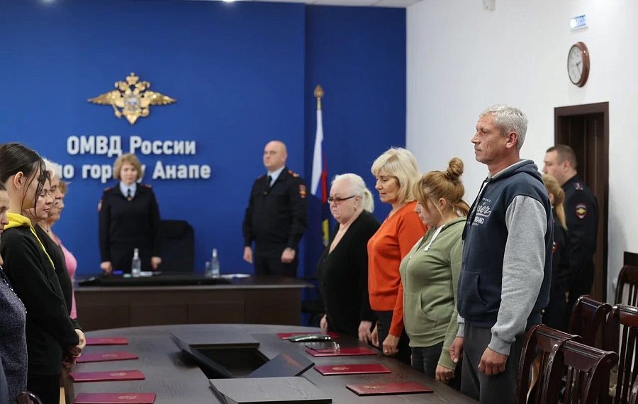 В Анапе жителям новых субъектов РФ вручили российские паспорта