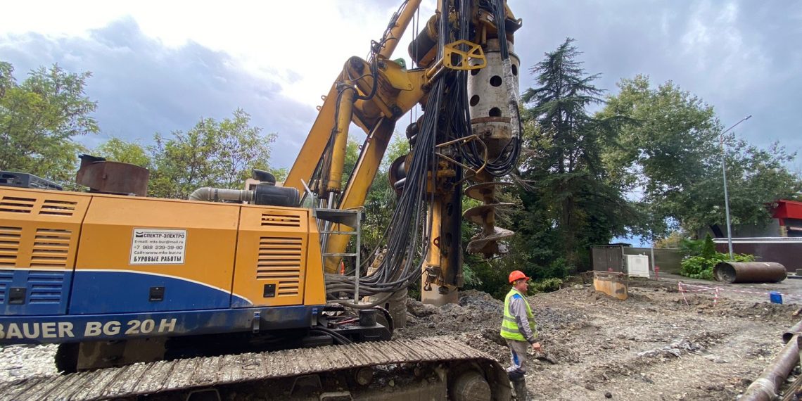 В Сочи спецтехника повредила линию электропередачи