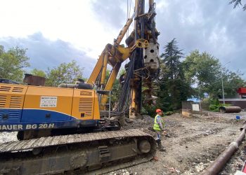 В Сочи спецтехника повредила линию электропередачи