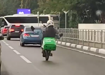 На дороге в Сочи курьер-трюкач на скутере устроил шоу