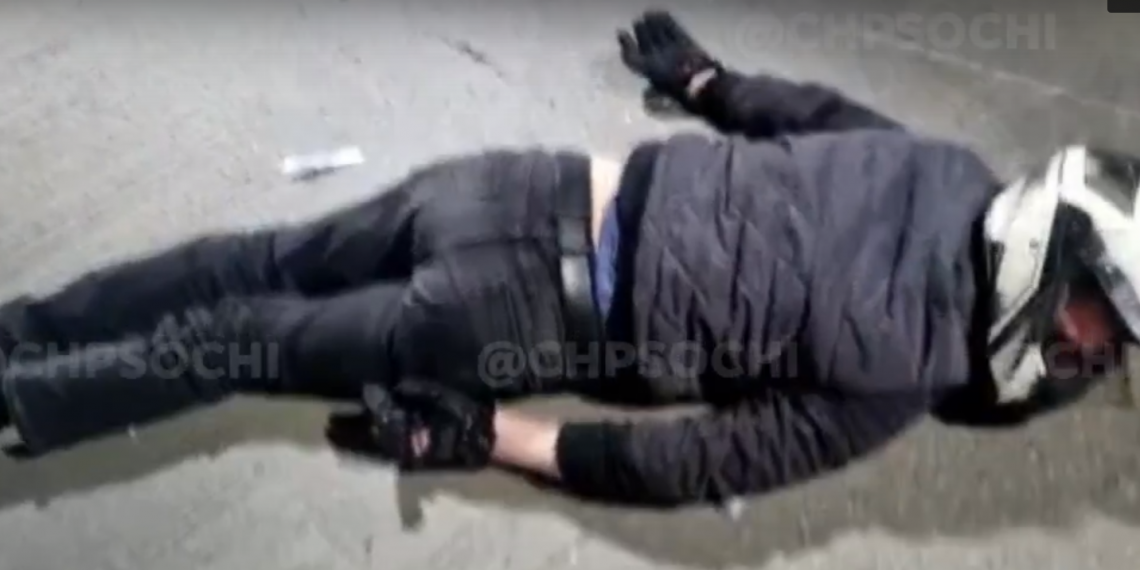 В тоннеле Сочи уснувший за рулем байкер после ДТП полез в драку