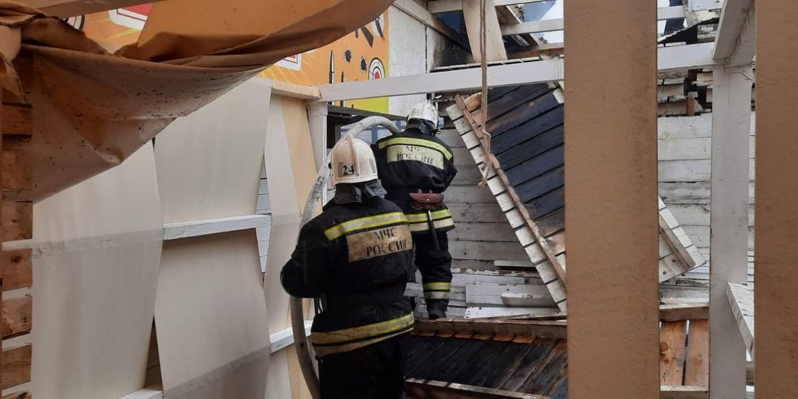 В Сочи на пляже Горный Воздух сгорело заброшенное кафе площадью 270 кв. м